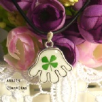 zinc alloy four leaf clover necklace  palm of hand AAA114